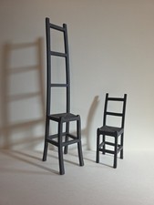 Zwei Miniatur Stühle Aus